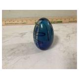 Blue glass egg paperweight signed by Robert Eckholt