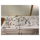 Bulk assortment of costume jewelry items