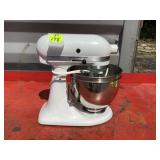 Appliance for mixing ingredients