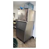 Hoshizaki Ice machine, 500 pound bin