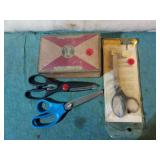 Button box & pinking shears (2), 1kitchen shear.