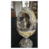 Wallace Musical Swan Egg