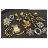 16 vintage brooches