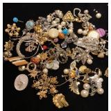 Unpaired Clip and pierced earrings