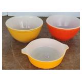 2 Round Pyrex mixing bowl & casserole