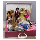 VTG Barbie Tote of Dolls, Clothing & Accessories