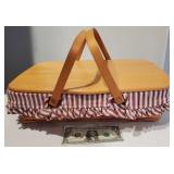 Longaberger Lidded Picnic Basket, 2 handles