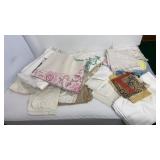 Vtg Place Mats, Table Cloths, Runners