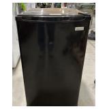 ((R) Magic Chef Compact Refrigerator (32x19x21")