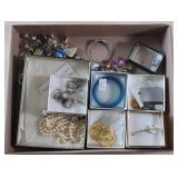 Flat of Costume Jewelry incl. Axcess