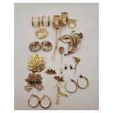 (H) Costume Goldtone Jewelry - Brooches,