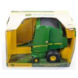 1/16 Ertl John Deere 568 Round Baler with Bale