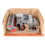 1/32 Ertl Allis-Chalmers Gleaner Combine w/ 3-Wind