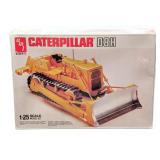 1/25 AMT Caterpillar D8H Bulldozer Model Kit - Sea