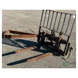 Single set of pallet forks for a fork lift