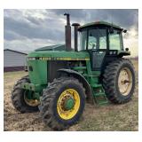 4250 JD Powershift tractor, M & K, row: 1