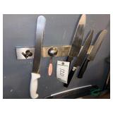 Knife magnet and knives