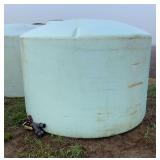 1550 gallon poly tank, row:4