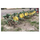 John Deere 400 Cultivator, row:4