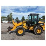 CAT 908H Payloader with pallet forks