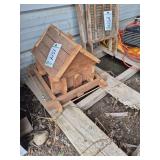 Wooden bird feeder, bldg:green