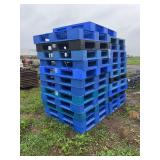 (25) Plastic pallets 45" x 39", row:4