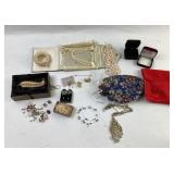 Costume Jewelry: Gold tone and pearl necklace,