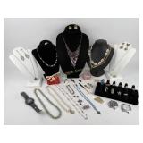 Costume Jewelry: Pearl like necklace with pendant