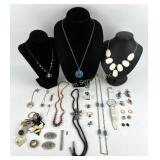 Costume Jewelry: SIlver tone chain with eye