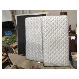 Box spring, 2 twin mattresses