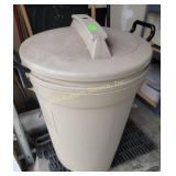 Rubbermaid Outdoor Trash Can with Lid