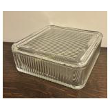 Ribbed refrigerator dish with lid
