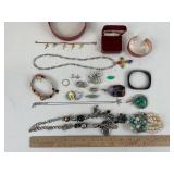 Costume Jewelry: pearl like bracelet, Rhinestone