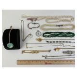 Costume Jewelry: Lion gold toned necklace, Green