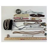 Costume Jewelry: Pearl Like necklace with GSILVER