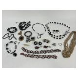 Costume Jewelry: Black and white faceted bead