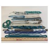 Costume Jewelry: Turquoise like necklace, blue