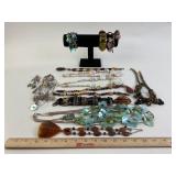 Costume Jewelry: Button and bead necklace with