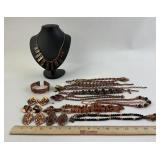 Costume Jewelry: Copper Colored metal necklace