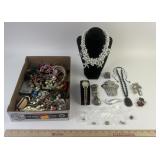 Costume Jewelry: Pearl like starfish necklace,