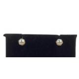 14k gold & pearl earrings. Total weight 0.85