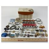 Costume Jewelry: Adjustable flower bracelet,