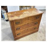 Victorian serpentine Wood chest of drawers