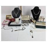 Costume Jewelry: Jones New York Poinsettia brooch