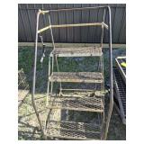 Metal 4 Tier Steps With Railing & Wheels