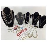 Costume Jewelry: Alabaster gold tone chain,