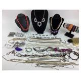 Costume Jewelry: Emmons Pearl like necklace with