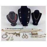 Costume Jewelry: Glass bead necklace, Gold tone
