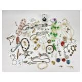 Costume Jewelry: Pearl like necklace, butterfly