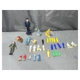 (5) lead figures ,plastic carolers, soldiers, &